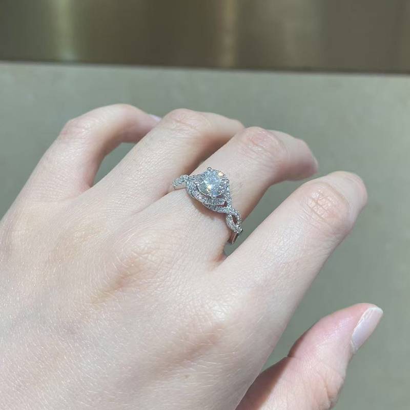 扭臂圆包女戒S925银镀白金定制选款主石莫桑钻1.0ct/副石高碳钻